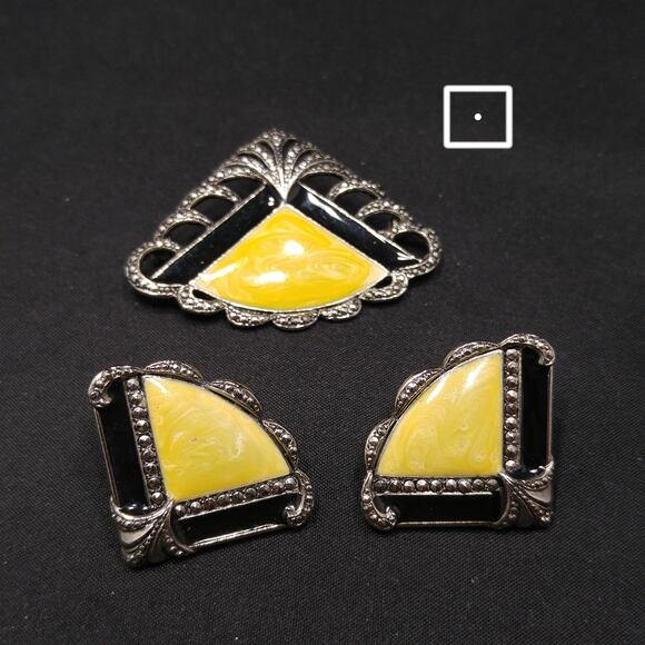 Vintage Avon Beige Enamel Fan Earrings Brooch Set, Post Earrings, Silver Tone - Picture 1 of 10